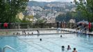 Bazén karlovarského hotelu Thermal po opravě. Jako první si jej mohly vyzkoušet děti z místního plaveckého oddílu. Bazén má kromě standardní vody i část s vodou vřídelní.