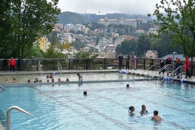 Bazén karlovarského hotelu Thermal po opravě. Jako první si jej mohly vyzkoušet děti z místního plaveckého oddílu. Bazén má kromě standardní vody i část s vodou vřídelní.