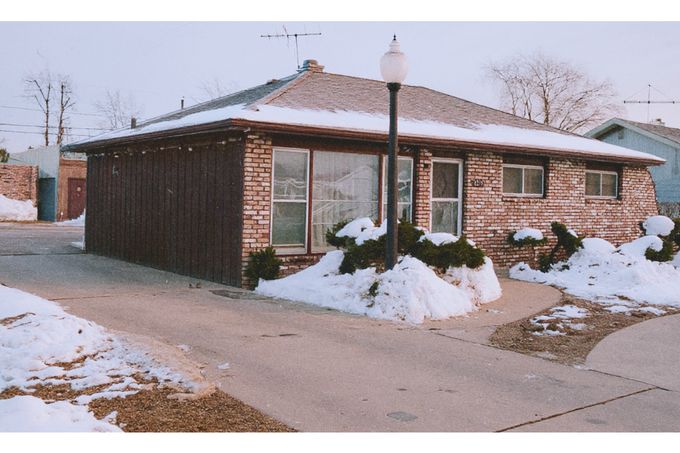 Dům sériového vraha J. W. Gacyho na adrese 8213 W. Summerdale Avenue, Chicago, v době jeho zatčení v prosinci 1978. Kolorováno