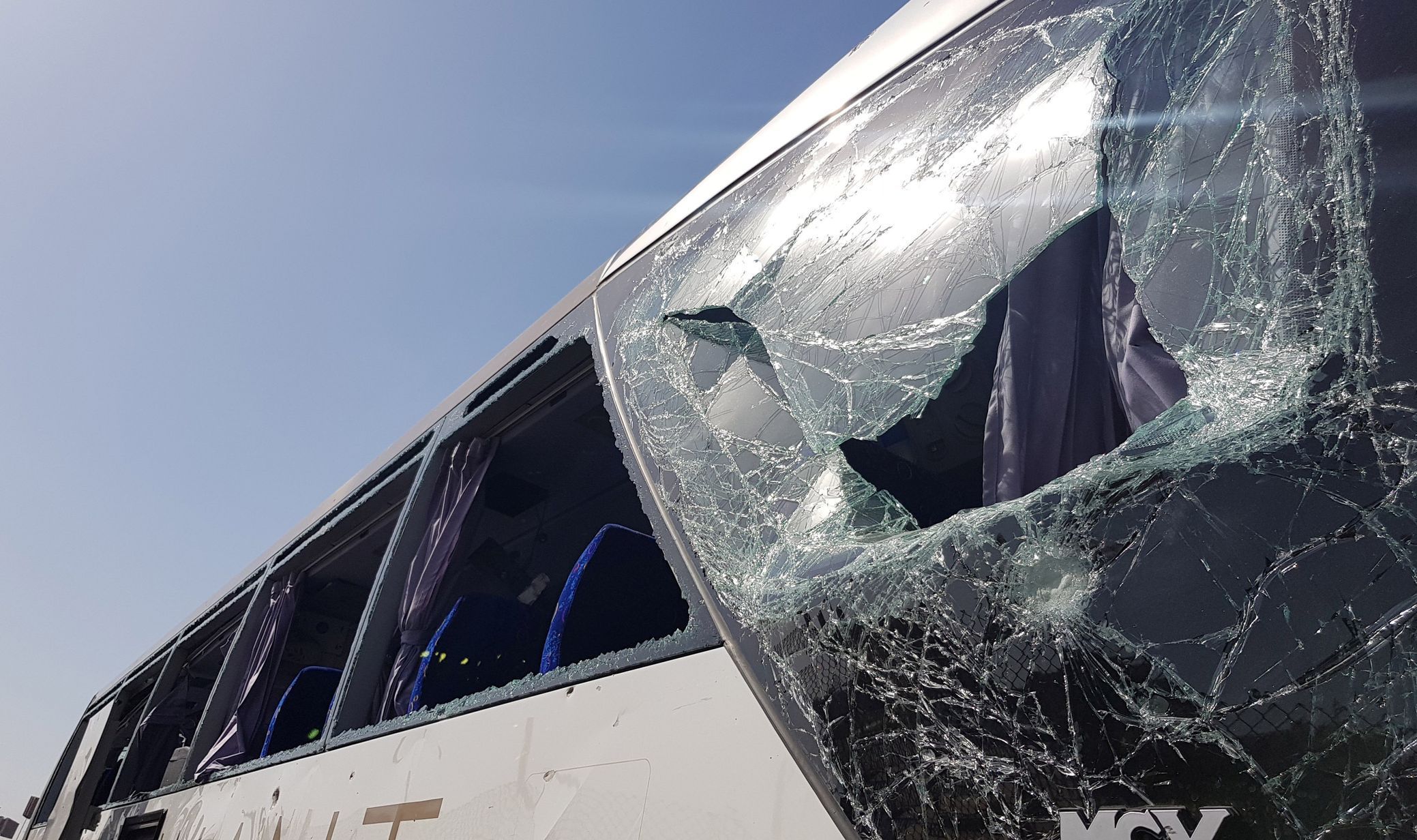 poškozený autobus v Egyptě
