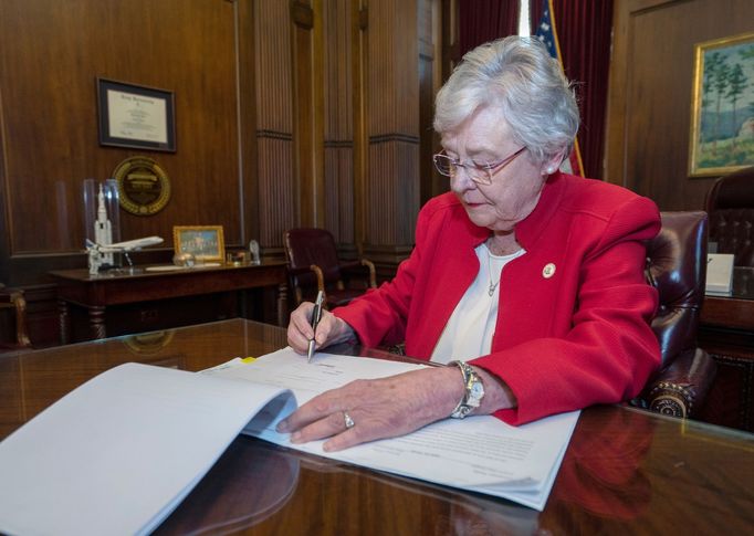 Alabamská guvernérka Kay Iveyová podepisuje kontroverzní zákon.