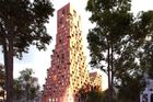 Na nové podobě Tirany se bude podílet i československá architektonické duo Chybík+Krištof. Právě oni načrtli dominantu nového bulváru Tirany v podobě multifunkční červené věže.