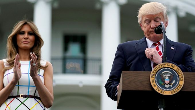 Donald Trump s manželkou na zahradě Bílého domu.