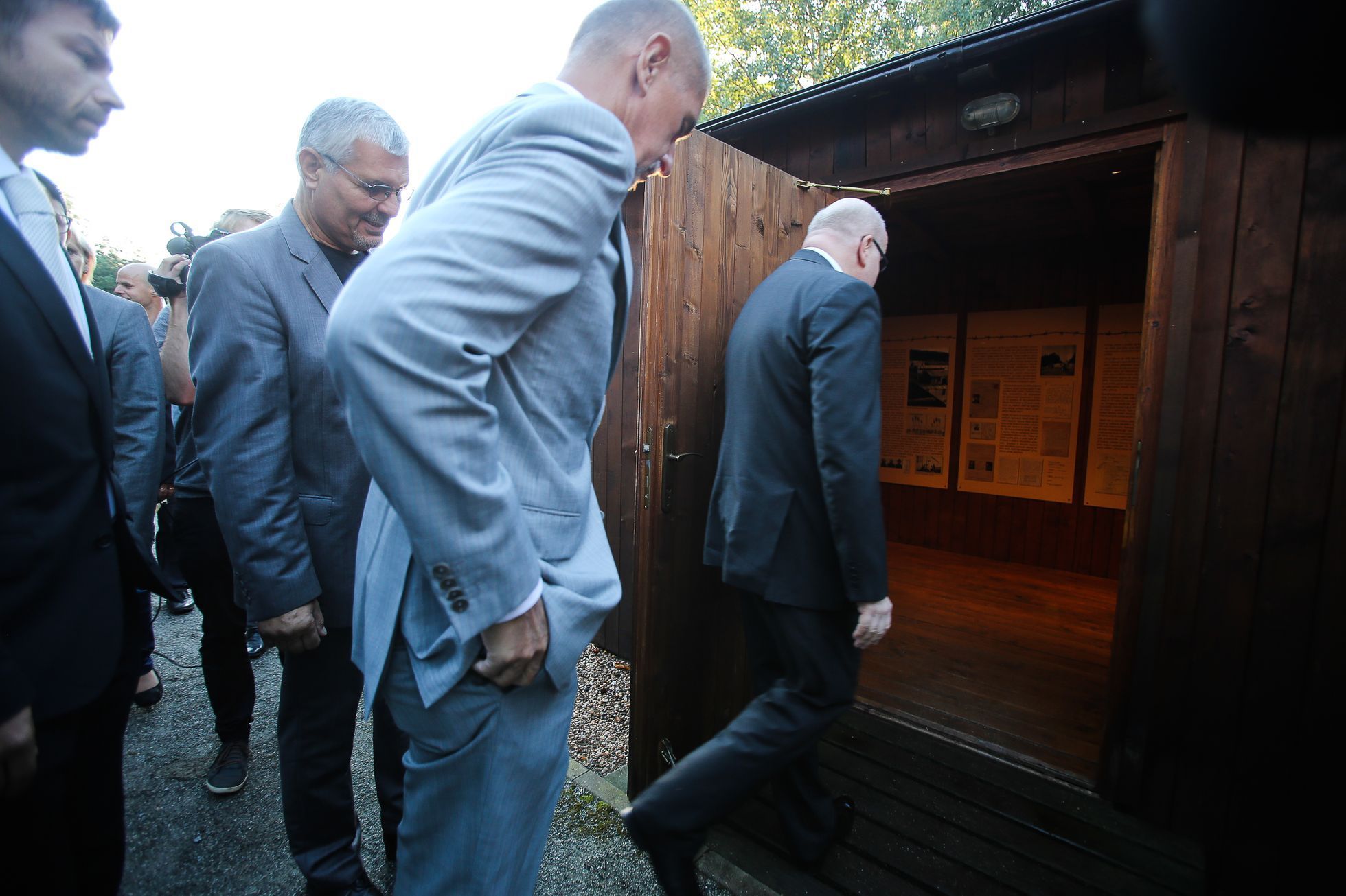 Babiš a Herman a Pelikán u památníku v Letech a prasečáku