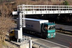 Poslanci schválili mýtné pro dodávky i kontroly kamionů
