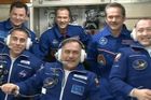 Tříčlenná posádka ISS se bezpečně vrátila na Zem
