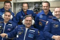 Tříčlenná posádka ISS se bezpečně vrátila na Zem