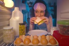 "Ruce sáhnou po čokoládě dřív, než si to uvědomíme." Odbornice radí, jak to zkrotit