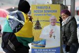 Brazilští katolíci se papeže nemohli dočkat, plakáty s jeho tváří tu visí už několik týdnů.