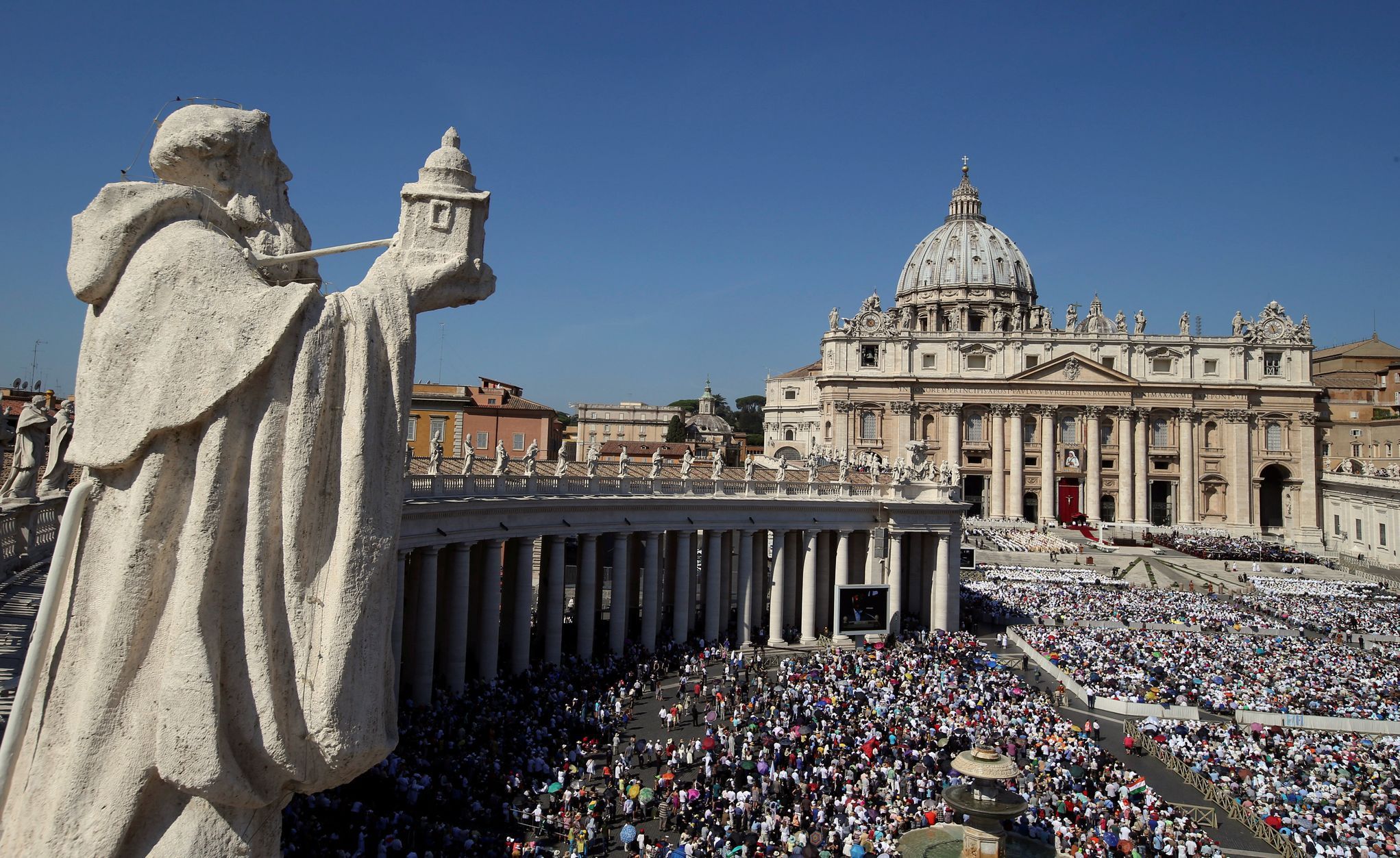 Na Svatopetrském náměstí ve Vatikánu se zúčastnily svatořečení Matky Terezy tisíce lidí.