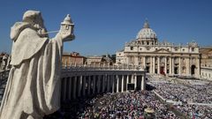 Na Svatopetrském náměstí ve Vatikánu se zúčastnily svatořečení Matky Terezy tisíce lidí.