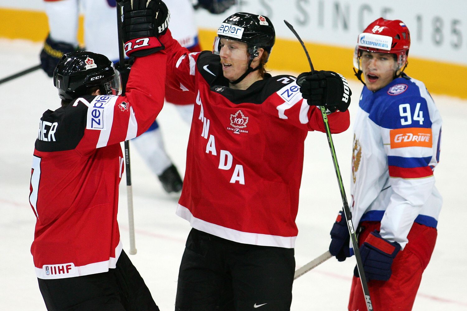 MS 2015, finále Kanada-Rusko: Sean Couturierc a Cody Eakin slaví gól