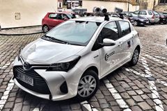 Parkování v Praze budou hlídat auta s kamerami. Platit se bude kartou či mobilem