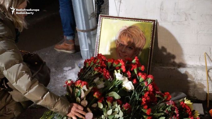 Po oznámení tragédie u Soči začali lidé nosit květiny nejen k sídlu Alexandrovců v Moskvě.