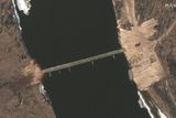 Fotografie nově postaveného pontonového mostu přes řeku Pripjať v Bělorusku, pouhých šest kilometrů od ukrajinské hranice.