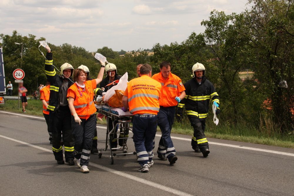 Hasiči vystřihávali řidiče dodávky, kterou srazil kamion
