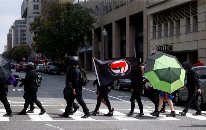 Demonstrace bělošských nacionalistů ve Washingtonu, která se konala přesně rok po násilných střetech v Charlottesville.