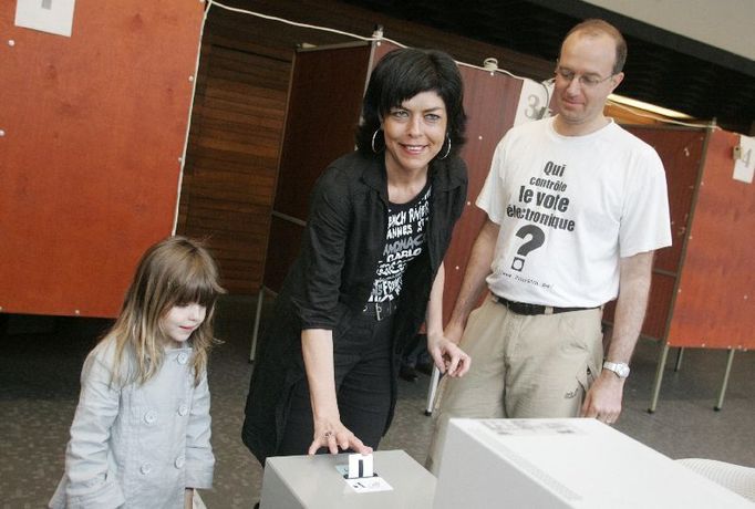 Belgium's Francophone Christian Democrat party President (CDH) Joelle Milquet casts her vote for Belgium's general election in Brussels June 10, 2007. REUTERS/Francois Walschaerts (BELGIUM)