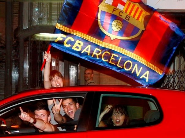 Fanoušci fotbalistů FC Barcelona slaví v ulicích triumf v Champions League.