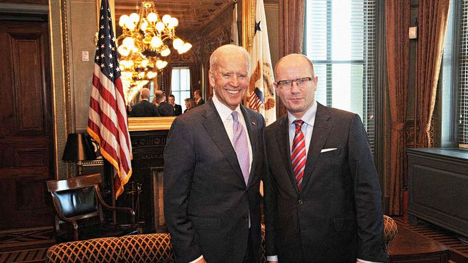 Joe Biden se setkal s tehdejším českým premiérem Bohuslavem Sobotkou ve Washingtonu v listopadu 2014.