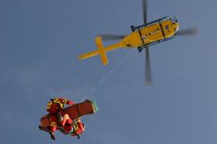 V Českém ráji se zranil horolezec. Spadl ze čtyř metrů, lékařka k němu musela slanit z vrtulníku