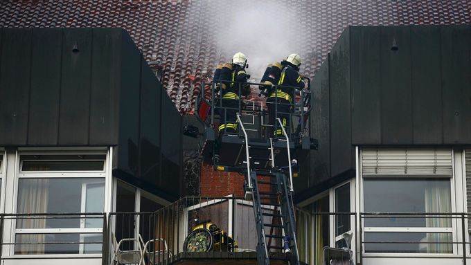 Hasiči likvidují požár v bochumské nemocnici Bergmannsheil.