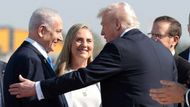 Izraelský premiér Benjamin Netanjahu vítá amerického prezidenta Donalda Trumpa na letišti Ben Gurion při příležitosti dohody o výměně vězňů a rukojmích a zprostředkovaného příměří mezi Izraelem a Hamásem.