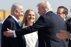 Izraelský premiér Benjamin Netanjahu vítá amerického prezidenta Donalda Trumpa na letišti Ben Gurion při příležitosti dohody o výměně vězňů a rukojmích a zprostředkovaného příměří mezi Izraelem a Hamásem.