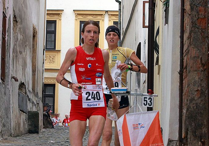 Vítězka sprintu Anne Hausken předbíhá na trati Linneu Gustafssonovou ze Švédska