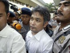 Šéfredaktor indonéského Playboye Erwin Arnada přichází k soudu.