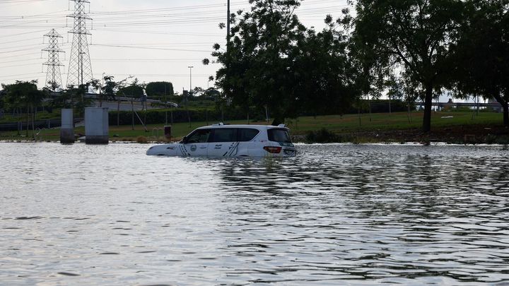Letiště v Dubaji obnovilo provoz. Meteorologové povodně přičetli klimatickým změnám