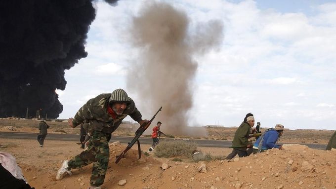 Kaddáfího jednotky bombardují pozice povstalců
