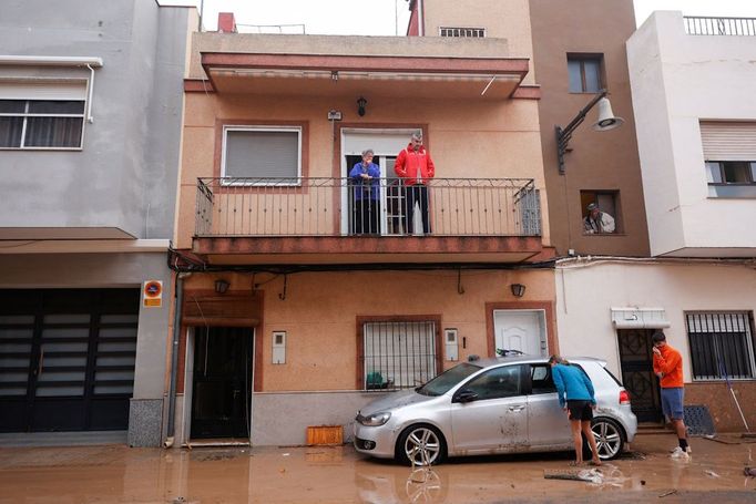 Odstraňování následků přívalových dešťů ve městě L'Alcudia v provincii Valencie.