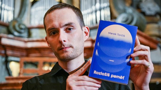 Marek Torčík s vítěznou knihu Rozložíš paměť v Zrcadlové kapli Klementina.