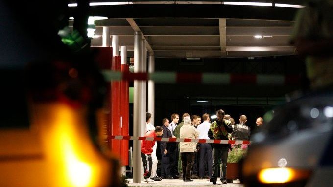 Policisté a zaměstnanci nemocnice v německém Lörrachu poté, co se podařilo zlikvidovat šílenou střelkyni