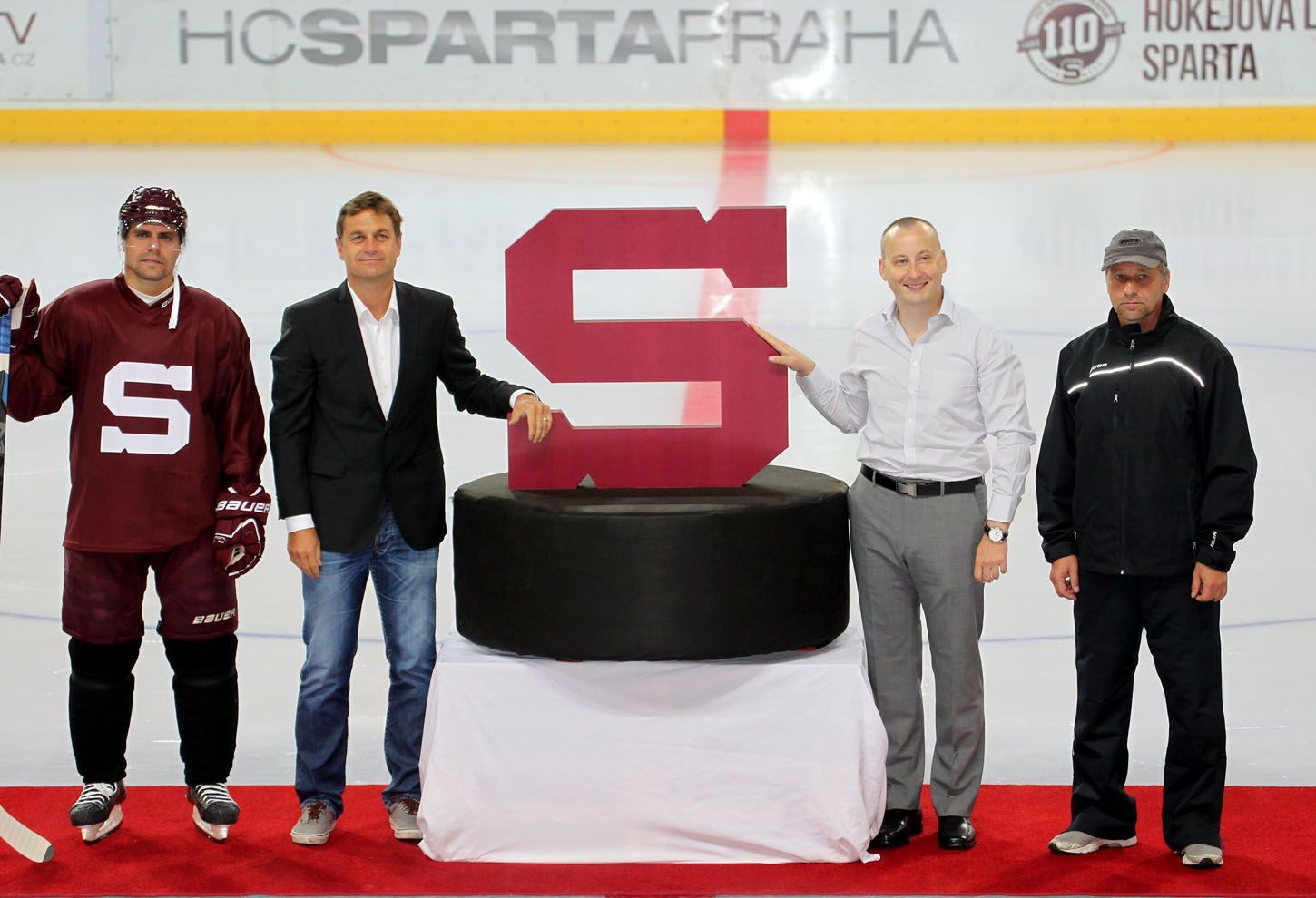 HC Sparta Praha - trénink: logo, Tomáš Rolinek, Petr Bříza, Robert Speychal a Josef Jandač