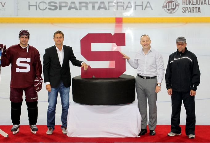 HC Sparta Praha - trénink: logo, Tomáš Rolinek, Petr Bříza, Robert Speychal a Josef Jandač