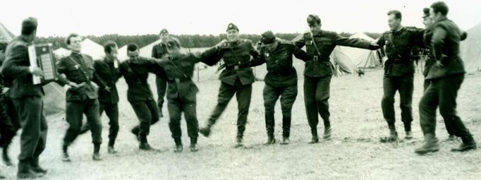 Propaganda vydávala okupaci za bratrskou pomoc, k níž patřilo i demostrativní přátelství vojáků. Za touto kulisou zahynulo ovšem již první den okupace 16 Čechoslováků.