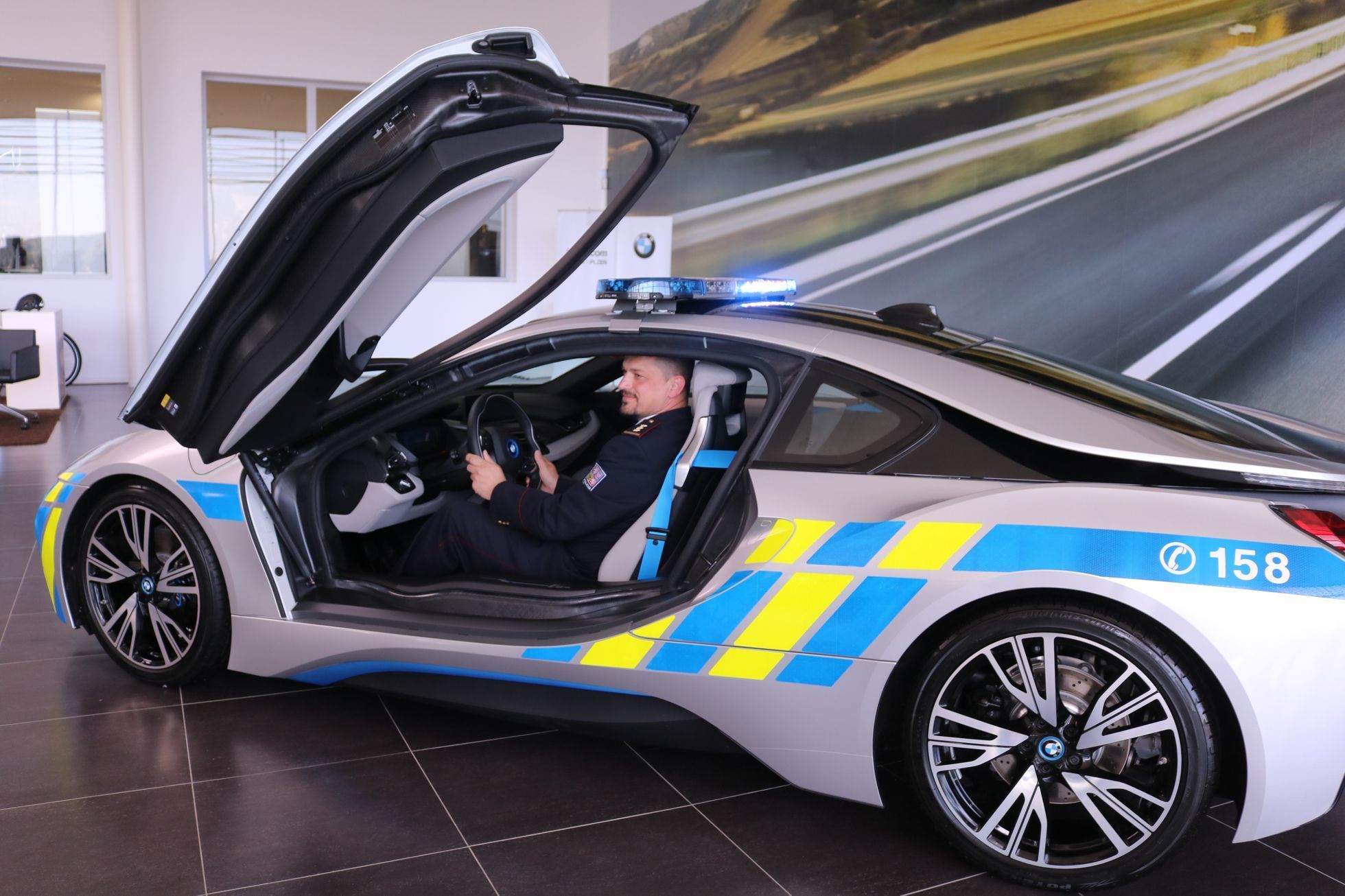 Policie si převzala BMW i8