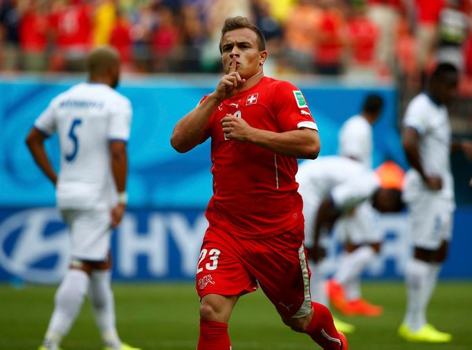 Švýcar Xerdan Shaqiri slaví branku na MS proti Hondurasu