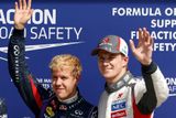 Velkou radost měli po kvalifikaci Němci. Sebastian Vettel (vlevo) vyhrál, ale velkým překvapením bylo třetí místo jeho krajana Nico Hülkenbrga.