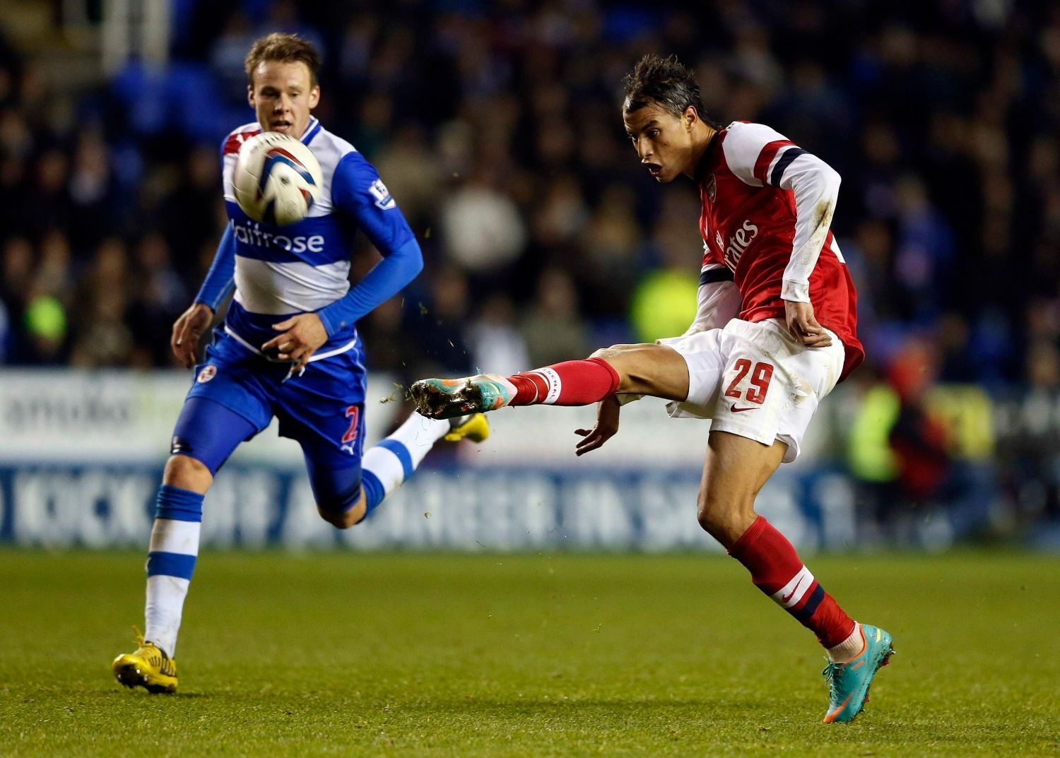 Fotbalista Arsenalu Marouane Chamakh střílí gól v utkání anglického poháru 2012/13 proti Readingu.