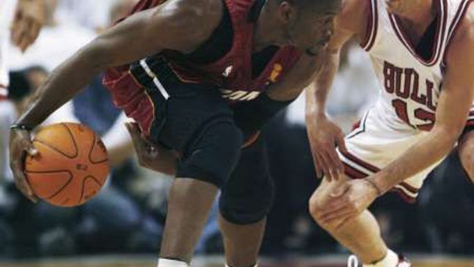 Dwyane Wade z Miami (vlevo) bráněný hráčem Chicaga Kirkem Hinrichem.