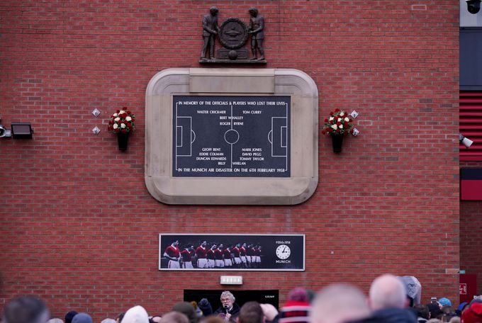 Pomník na stadionu Old Trafford, který připomíná mnichovskou leteckou katastrofu