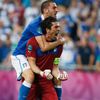 Euro 2012: Gianluigi Buffon a Leonardo Bonucci se radují po zápase Itálie - Irsko