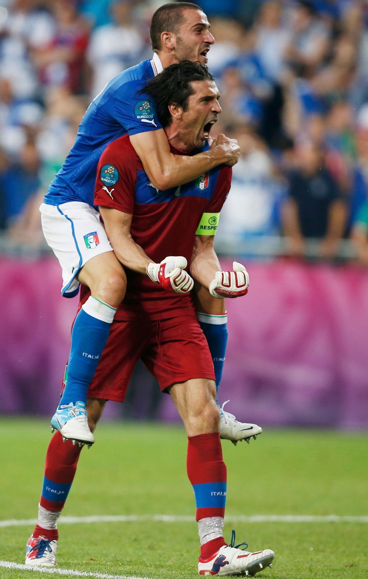 Euro 2012: Gianluigi Buffon a Leonardo Bonucci se radují po zápase Itálie - Irsko