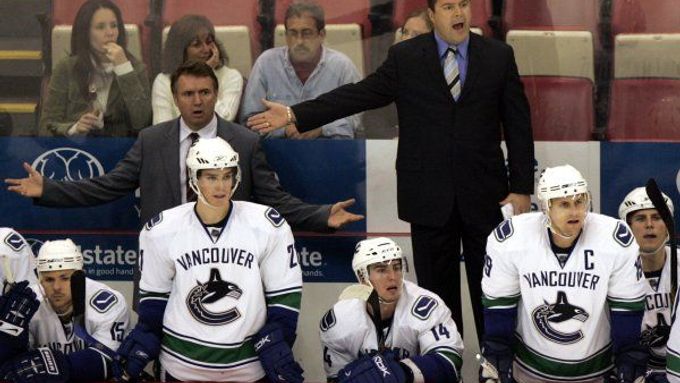 Trenér Vancouveru Canucks Alain Vigneault se během zápasu s Detroitem hodně rozčiloval. Po utkání se zlobil i brankář Roberto Luongo. Sudí byli prý až příliš benevolentní k počínání Detroitu před bránou soupeře.