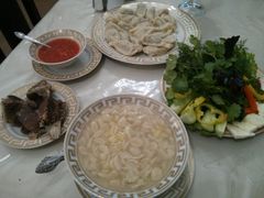 Tradiční dagestánská jídla: plněné taštičky kurze, knedlíčky chinkal v hovězím vývaru a domácí ovčí sýr.