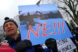 Přibližně padesát lidí přišlo ráno před lyžarský areál ve Vestci vyjádřit nesouhlas s dovážením sněhu.