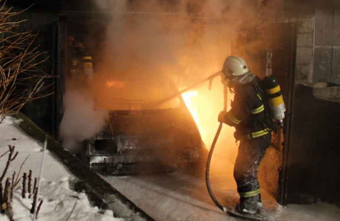 Při požáru domu v Českých Budějovicích zemřel člověk